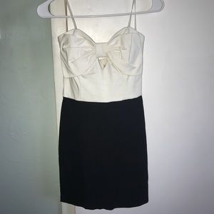 Strapless short dress w/ bow